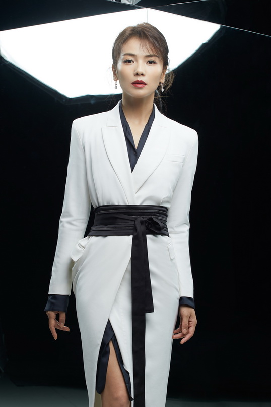 作为一档原创节目,《故事里的中国》将邀请众多实力演员重现新中国成立70年以来近30部经典文艺作品,与文化学者、专家以及同时代的亲历者一同讲述经典背后的真实轨迹。